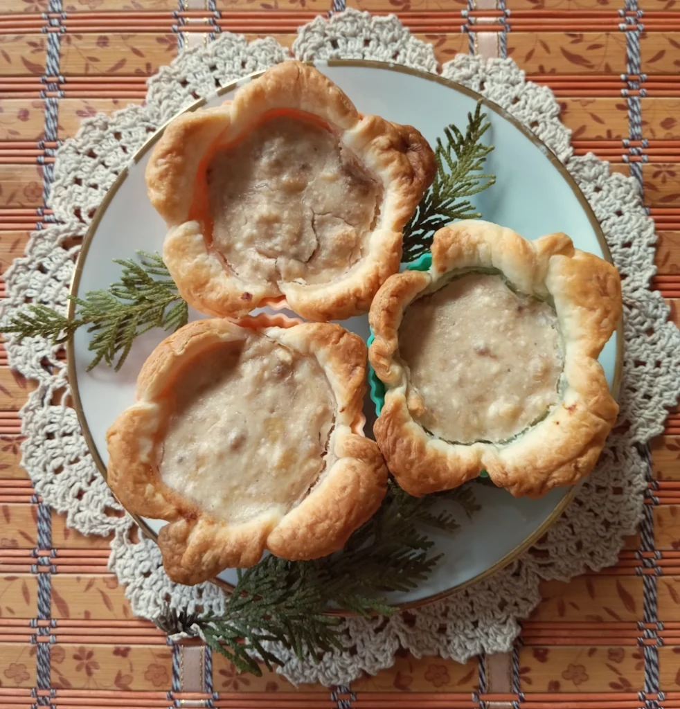 Gefüllte Blätterteigblümchen mit Bananen-Ricottafüllung
