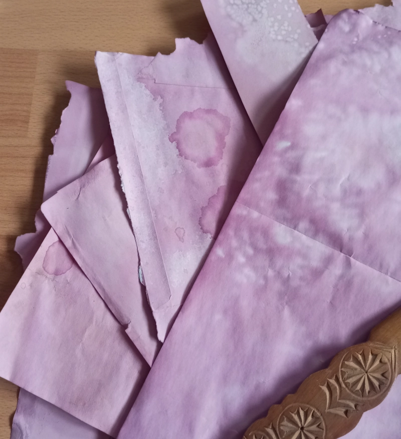 Papier färben mit Naturmaterialien: Mit Roter Bete gefärbte Papiere in verschiedenen Rosatönen mit Salzstruktur-Mustern