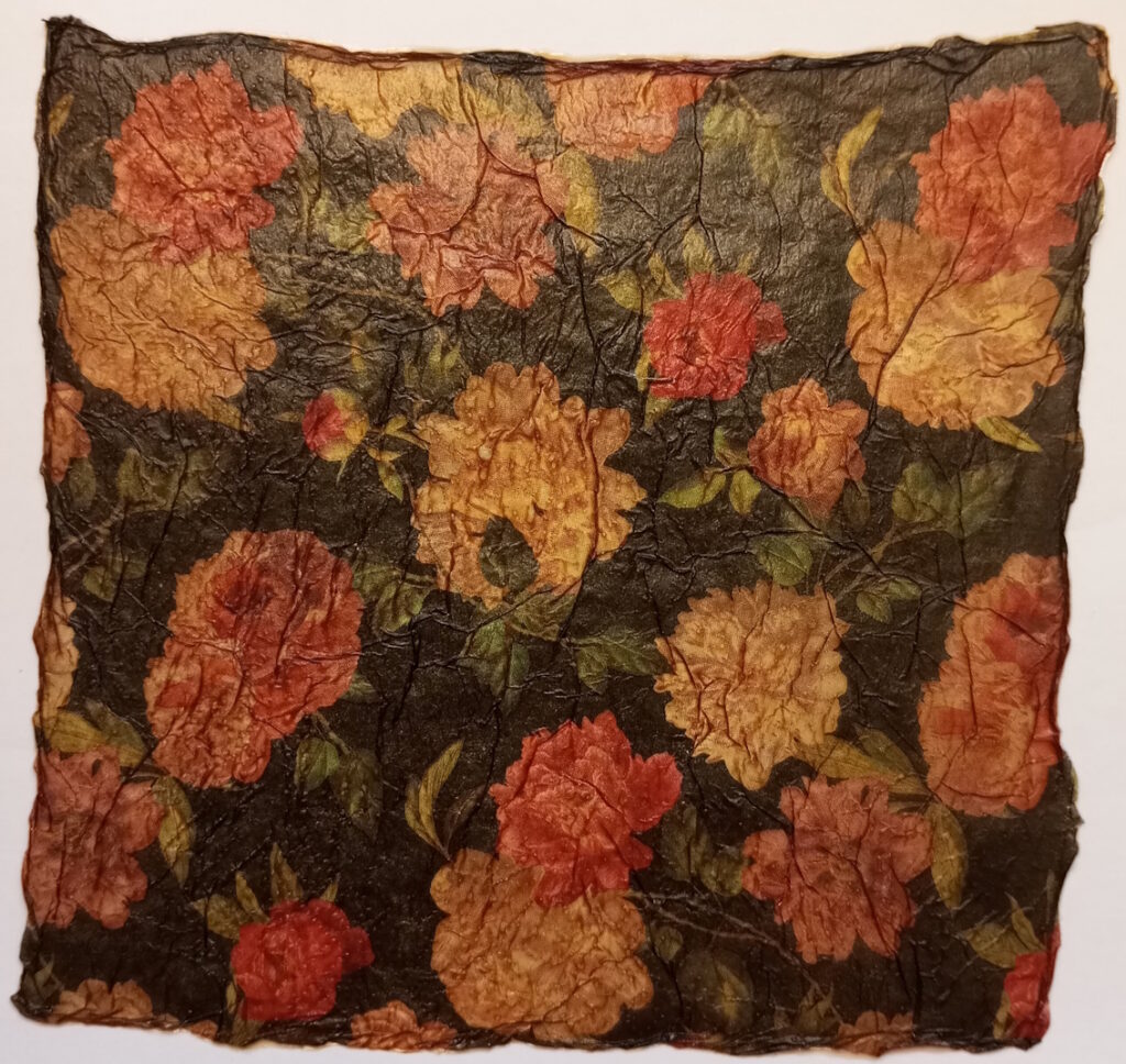 Aus Servietten handgemachtes Papier im Vintage-Look - schwarzer Hintergrund und rosa-gelbliche Rosen