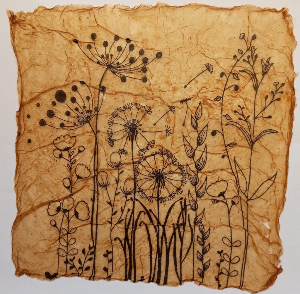 Aus Servietten handgemachtes Papier im Vintage-Look - mit schwarzem Aufdruck einer Blumenwiese