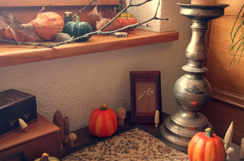 Vintage Herbstdeko mit Kürbissen und Pilzen aus Holz