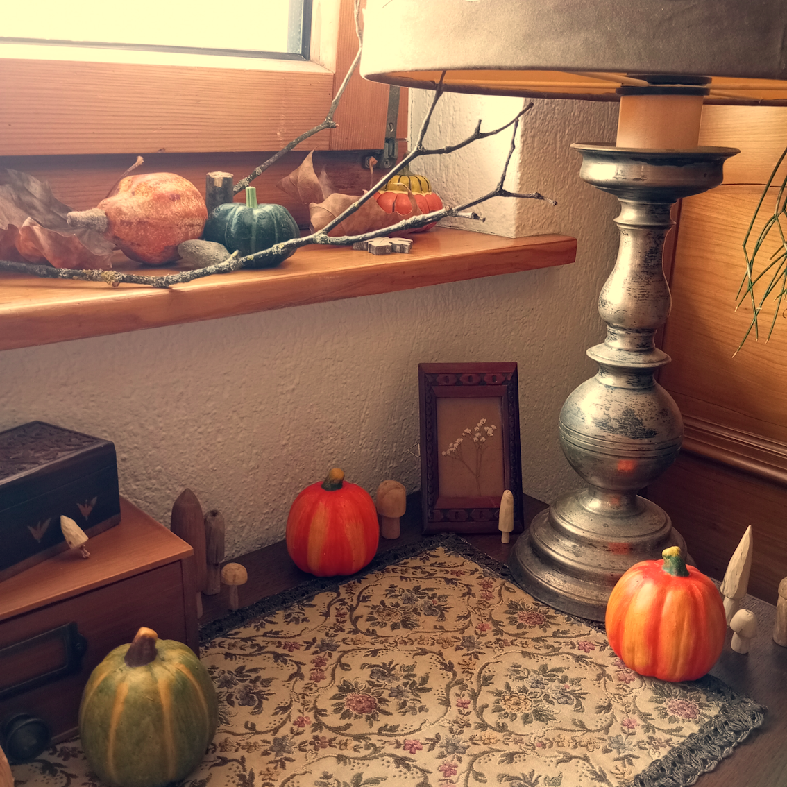 Vintage Herbstdeko mit Kürbissen und Pilzen aus Holz