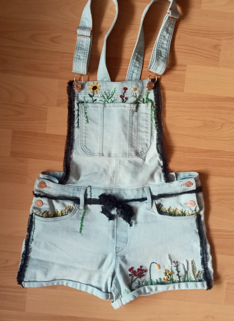 Jeans-Overall mit gestickten Blumen im Sommer- und Dark Cottagecore-Stil