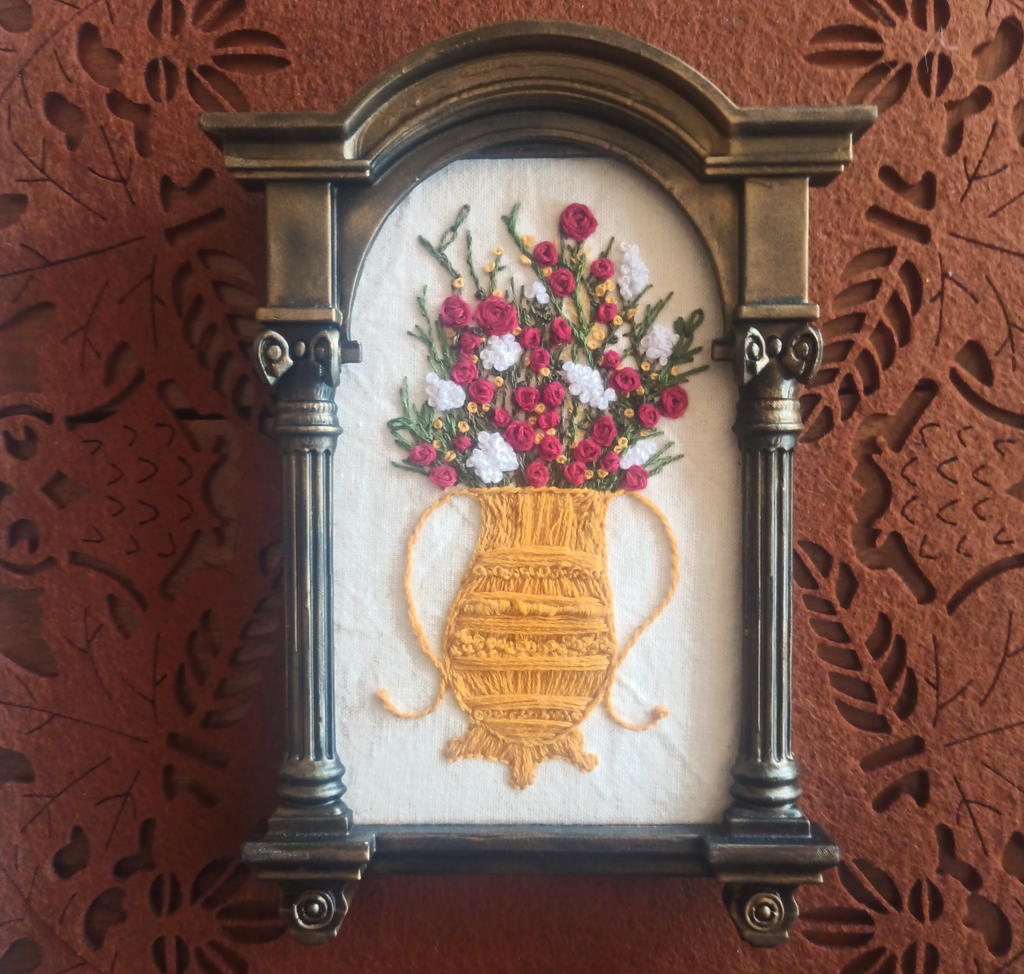 3D gedruckter und bemalter Goldrahmen im Vintage-Stil - darin ein gesticktes Bild einer Goldvase mit roten und weién Blumen