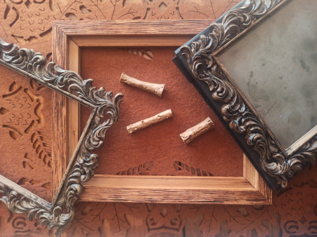 verschiedene 3D-gedruckte Bilderrahmen und Miniaturbaumstämme, die mit Holzlasur bemalt wurden